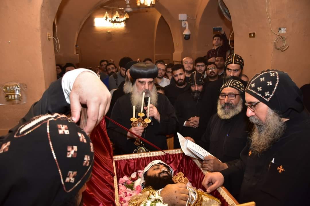 بالصور صلوات جناز الراهب تادرس الشايب و يترأس الصلاة الأنبا يوساب 3 ت جناز الراهب تادرس الشايب