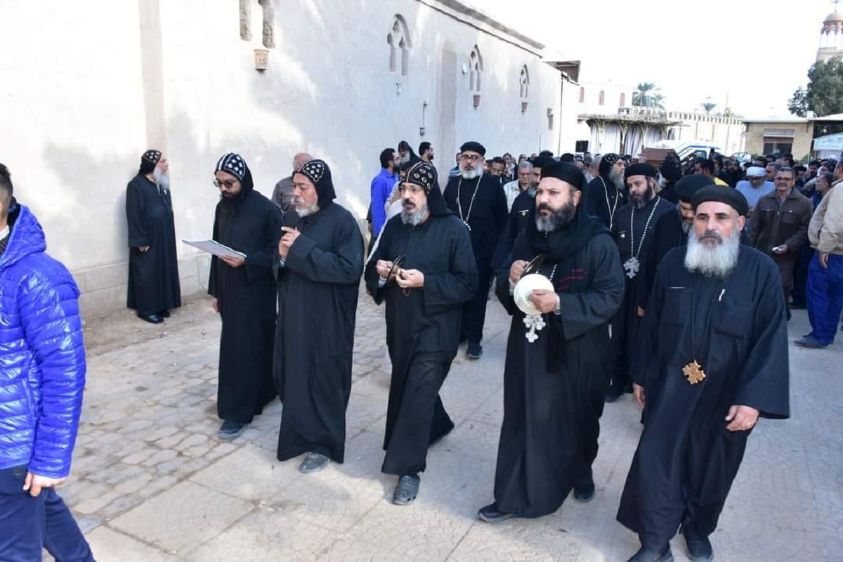 بالصور صلوات جناز الراهب تادرس الشايب و يترأس الصلاة الأنبا يوساب 4 ت جناز الراهب تادرس الشايب