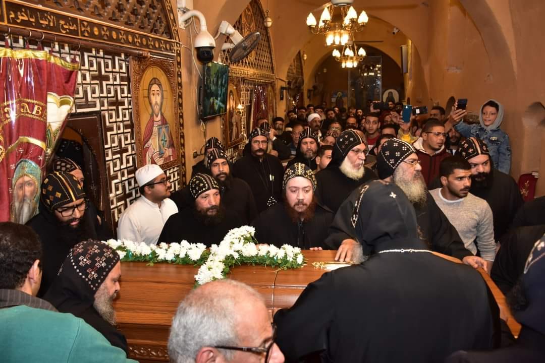 بالصور صلوات جناز الراهب تادرس الشايب و يترأس الصلاة الأنبا يوساب 6 صلوات جناز الراهب تادرس الشايب