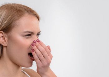 احذر رائحة الفم الكريهة تدل على أمراض خطيرة أعرف السبب