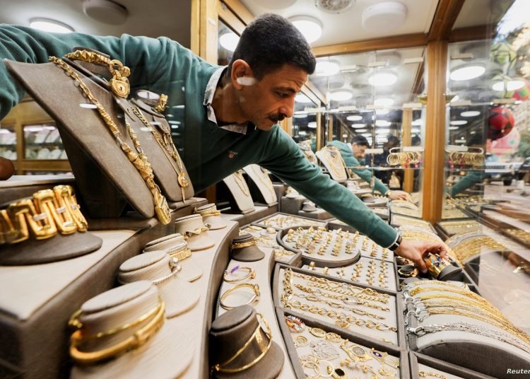 طالع بسرعة الصاروخ سعر الذهب اليوم 24-12-2023 وهذا قيمة عيار 21 1 A gold vendor sorts jewellery pieces inside a shop at the gold market area, as gold prices recorded an increase after the latest devaluation of the local currency in Cairo, Egypt, December 8, 2022. REUTERS/Mohamed Abd El Ghany