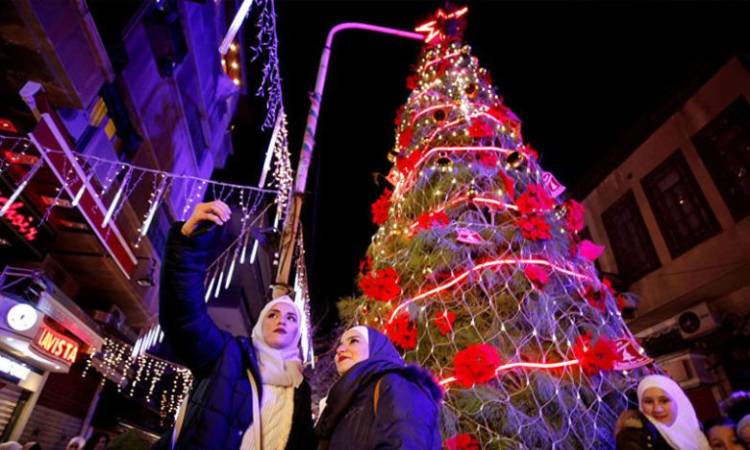 الأحتفال بـ عيد الميلاد المجيد بعادات مختلفة من بينها تبادل الهدايا 4 345559201 789167012567126 4796751105152949976 n 692