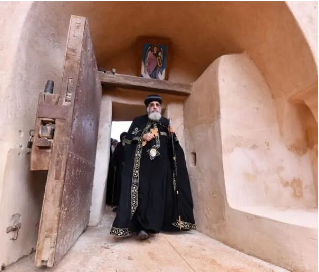 بالصور قداسة البابا تواضروس يطيب رفات القديس يحنس كاما من دير السريان 2 البابا تواضروس يطيب
