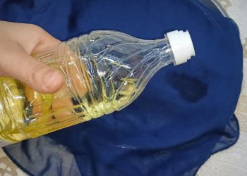 إزالة بقع الزيت من الملابس بـ 3 طرق ونتيجة مضمونة