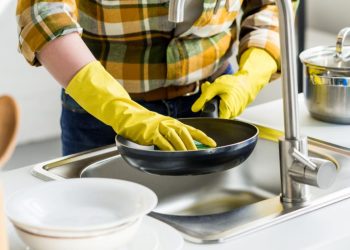 طريقة تنظيف الطاسة التيفال من الدهون و الحروق بمكونين فقط بدون خدش