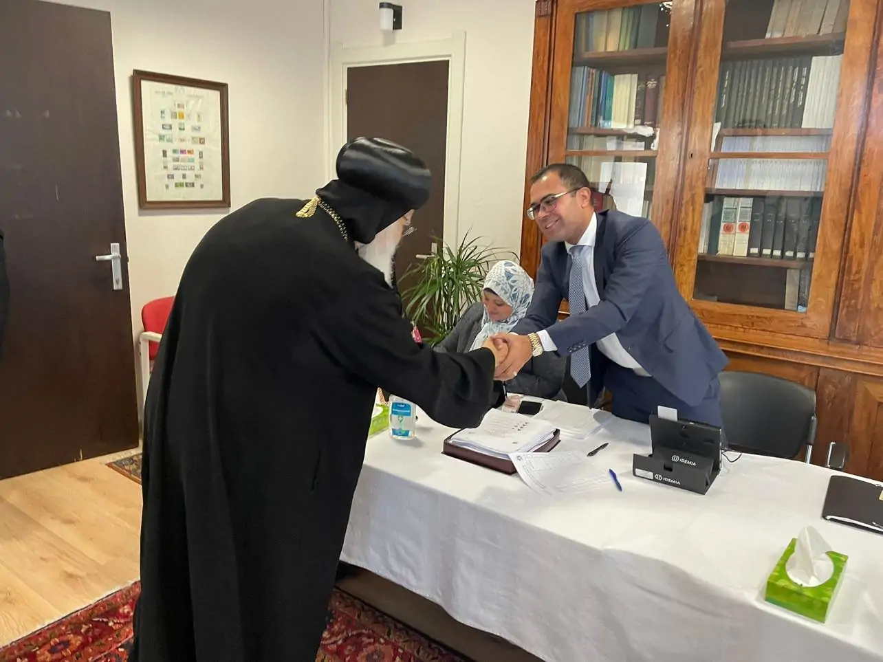 أسقف هولندا الأنبا أرساني يدلي بصوته بالانتخابات الرئاسية المصرية 6 أسقف هولندا الأنبا أرساني يدلي بصوته