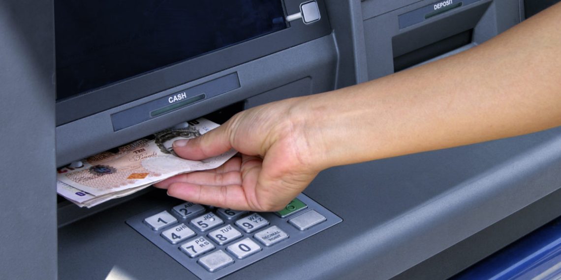 وجود جهاز على ماكينة ATM