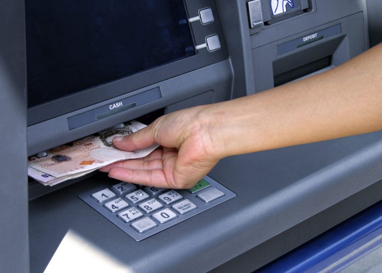 مصدر أمني يكشف حقيقةً وجود جهاز على ماكينة ATM لسرقة اموال العملاء 1 فيديو معركة الATM
