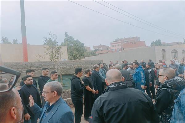 خبر صادم أحمد حلمي يودع أخاه دموع وحالة من الحزن 3 خبر صادم أحمد حلمي يودع أخاه1