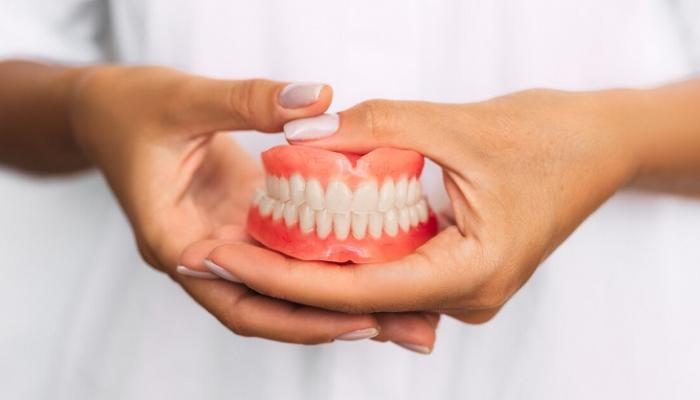 العدسات اللاصقة وأطقم الأسنان احذر منها مخاطر صحية تسببها 3 احذر العدسات اللاصقة وأطقم الأسنان