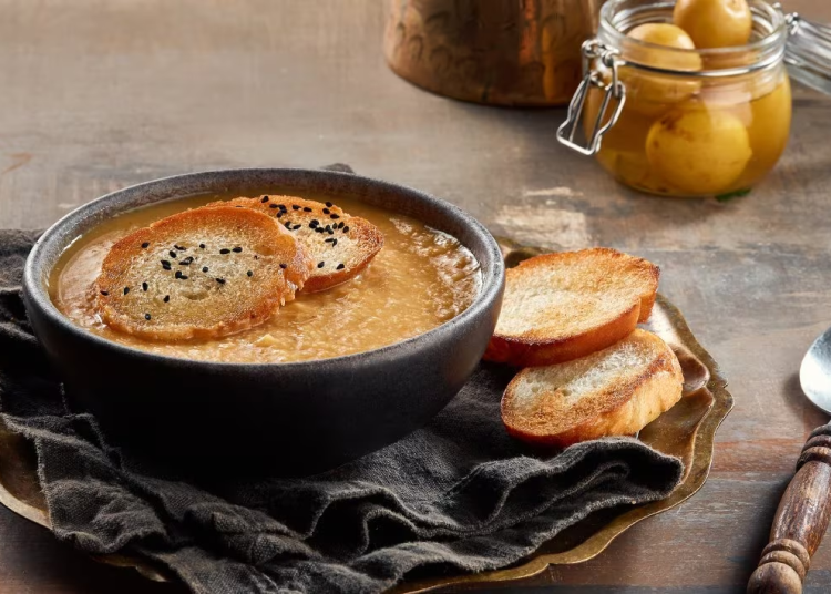 طريقة عمل شوربة العدس مع البصل بوصفة جديدة زي المحلات 1 شوربة العدس مع البصل