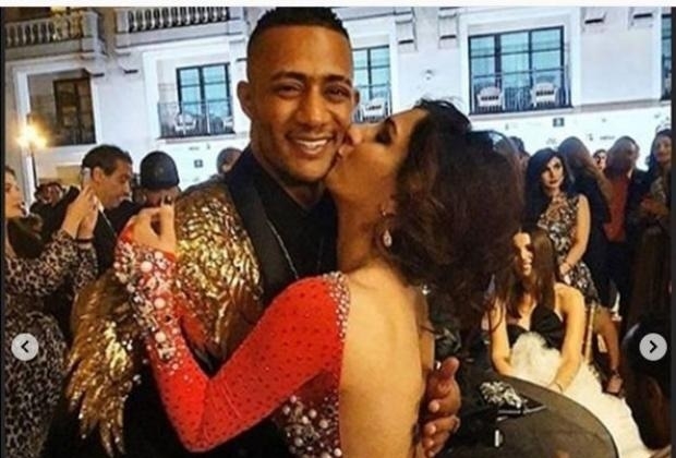 منتجة شهيرة تقبل محمد رمضان تشعل مواقع التواصل والاخير يفجر مفأجاة مدوية عن الصور 1 منتجة شهيرة تقبل محمد رمضان