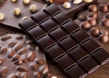 الشوكولاتة الداكنة والخضروات الورقية