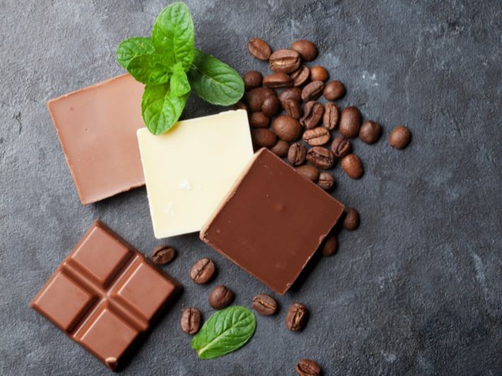 أبرزهم الشوكولاتة الداكنة والخضروات الورقية سبب تعرض المرآة لمرض خطير 2 الشوكولاتة الداكنة والخضروات الورقية