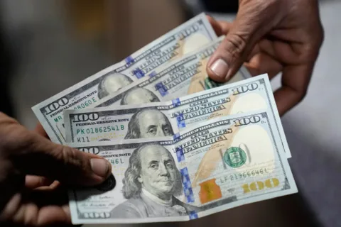 تجار الدولار في ورطة بعد القبض على عصابة الدولارات في العمرانيه 3 تجار الدولار في ورطة