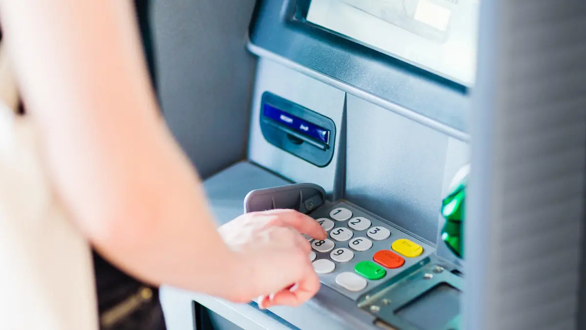 مصدر أمني يكشف حقيقةً وجود جهاز على ماكينة ATM لسرقة اموال العملاء 2 وجود جهاز على ماكينة ATM