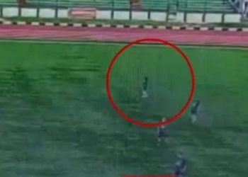 بالفيديو واقعة مؤسفة صاعقة رعدية خلال مباراة تنهي حياة لاعب كرة قدم بهذه الدولة