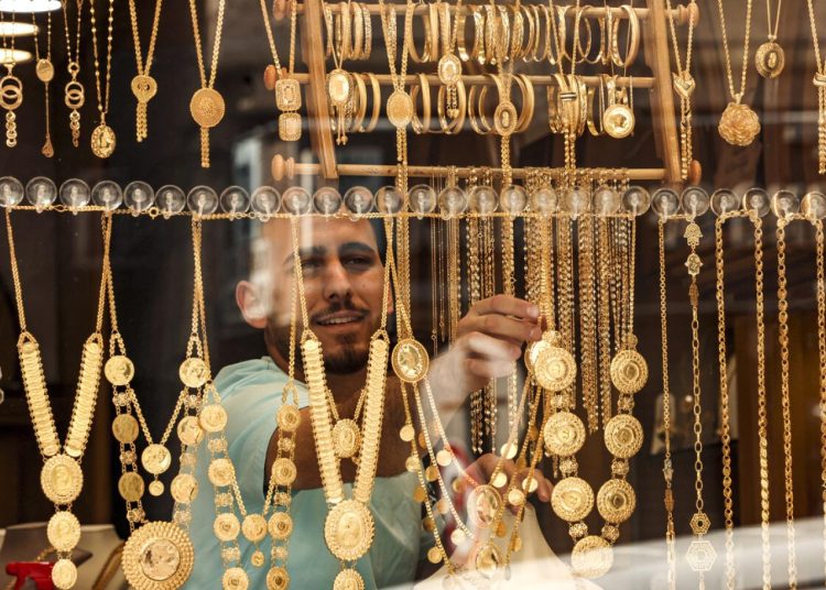 تراجع سعر الذهب اليوم 23-2-2024 إلى مستويات تاريخية وعيار 21 مفاجأة 1 348223362 1037697420541898 6620654874558679687 n 497