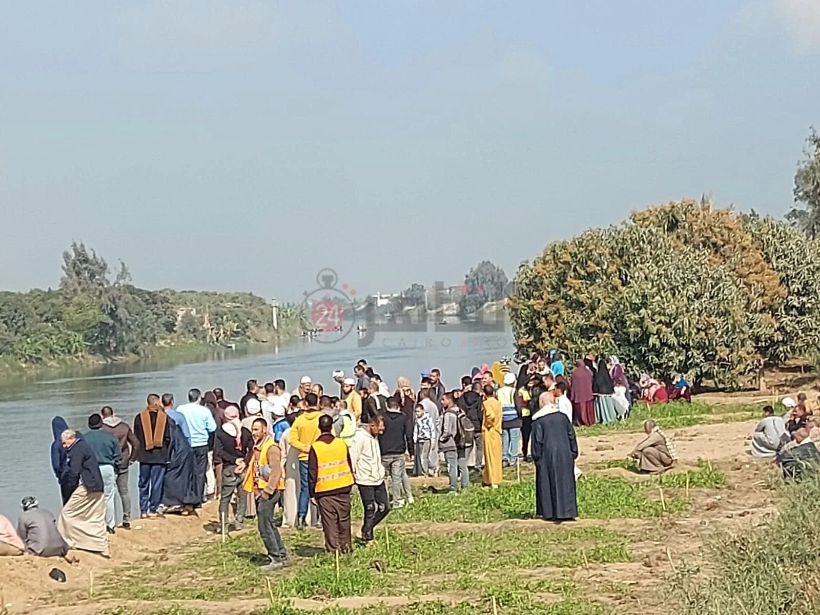 وردنا الان بالصور غرق معدية تحمل عمال شركة مقاولات في الجيزة و جارى البحث عن مفقودين 2 غرق معدية في قرية نكلا