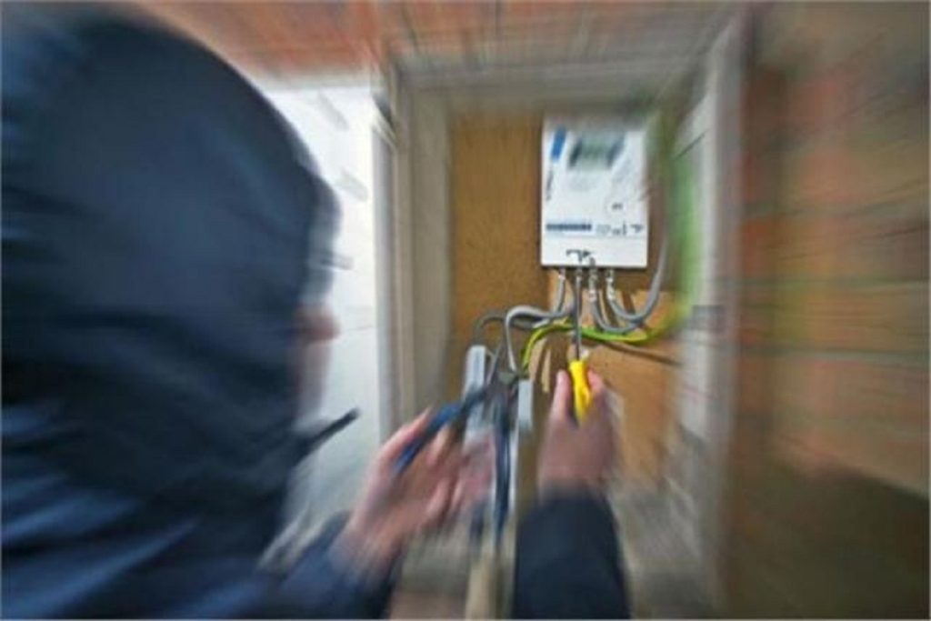 وزارة الكهرباء تناشد المواطنين تركيب 2 لمبة فقط فى الغرفة وغلق التليفزيون لهذا السبب 2 وزارة الكهرباء تناشد المواطنين