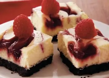 أسهل طريق لعمل مربعات تشيز كيك الفراولة حلوى لذيذة ويعشقها الأطفال 7 أسهل طريق لعمل مربعات تشيز كيك الفراولة حلوى لذيذة ويعشقها الأطفال