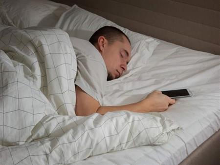 اضرار النوم جوار الموبايل 
