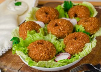 طريقة عمل عجينة الطعمية بالتزامن مع قرب الصيام