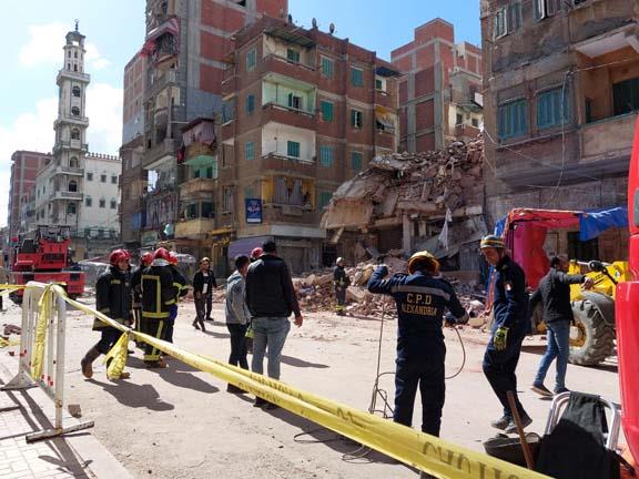 أول صور من واقعة انهيار عقار الإسكندرية اليوم والاعلان عن عدد الضحايا 4 واقعة انهيار عقار الإسكندرية