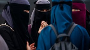 قرار حظر النقاب في المدارس يثير الجدل بين المؤيدين والمعارضين 4 nkabb3