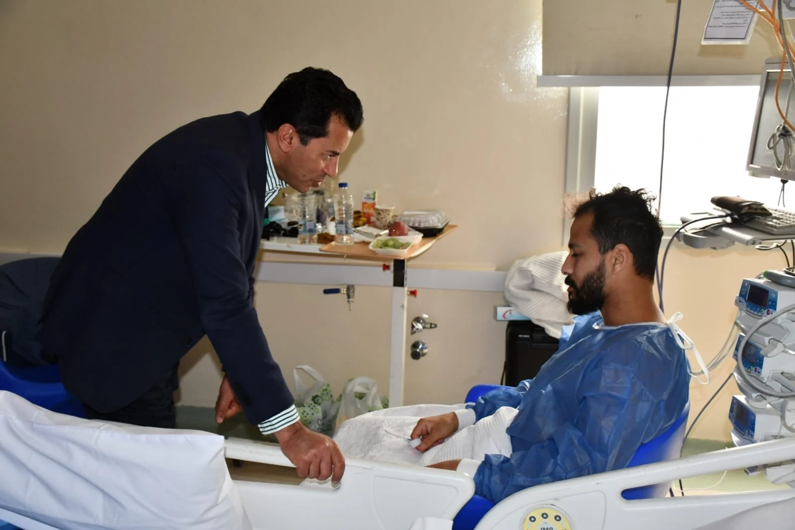 أول لقطات لأحمد رفعت بعد غيبوبة أسبوع وزيارة وزير الرياضة له 2 أول لقطات لأحمد رفعت بعد غيبوبة أسبوع