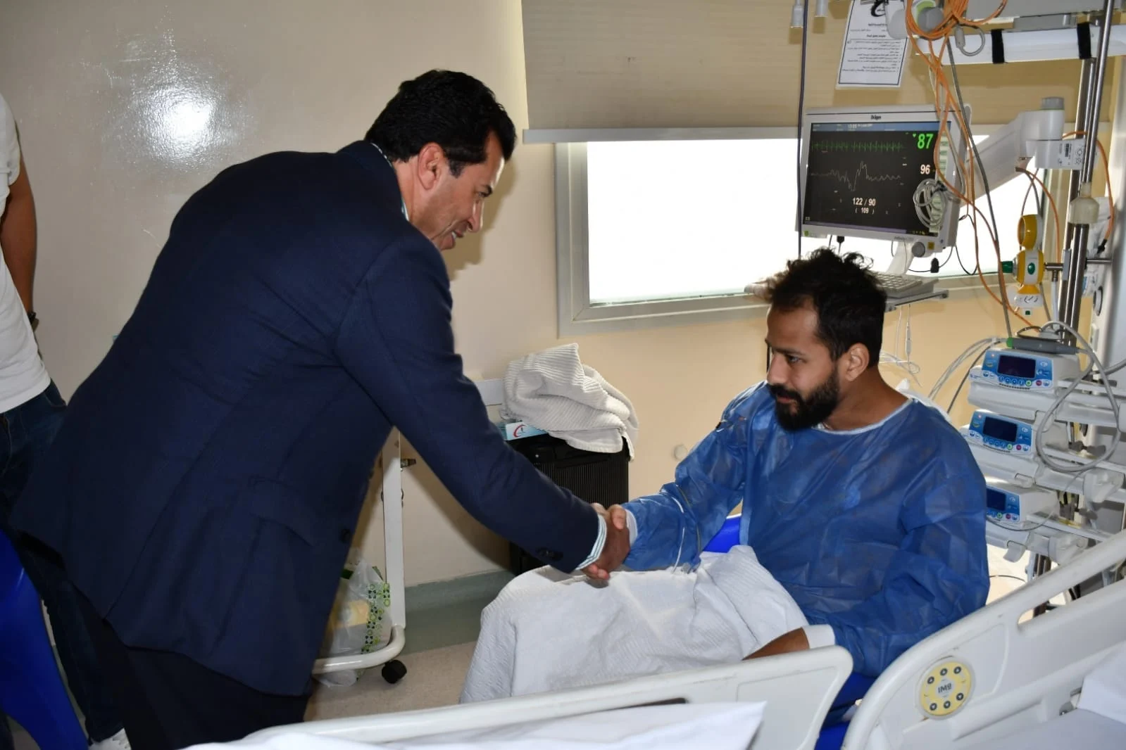 أول لقطات لأحمد رفعت بعد غيبوبة أسبوع وزيارة وزير الرياضة له 3 أول لقطات لأحمد رفعت بعد غيبوبة أسبوع