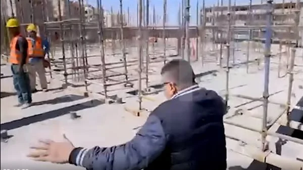 تطورات الحالة الصحية بعد سقوط الإعلامي عمرو الليثي من الدور الثالث وقت تصوير برنامجه 2 لحظات سقوط الإعلامي عمرو الليثي