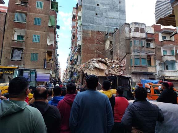 أول صور من واقعة انهيار عقار الإسكندرية اليوم والاعلان عن عدد الضحايا 2 واقعة انهيار عقار الإسكندرية