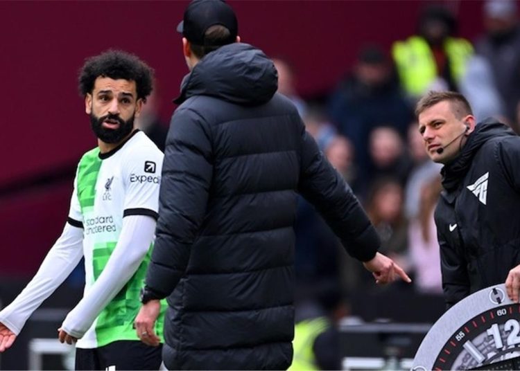 مفاجأه يفجرها قارئ شفاه بشأن ما قاله محمد صلاح ليورجن كلوب أثناء إشتباكهما 1 محمد صلاح يغادر ليفربول