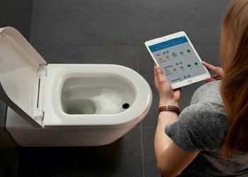 احذر دخول الحمام بموبايلك تانى هذا ما سيحدث لك من مخاطر صحية