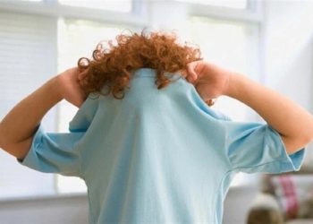 طبيب يحذر من تخفيف الملابس وارتداء الصيفي في هذا الطقس