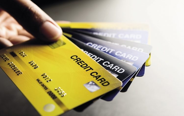خبراء يكشفون سر الإحساس بالألم عند الدفع نقدي وسبب الراحة بالتعامل بالفيزا 1 كروت الائتمان