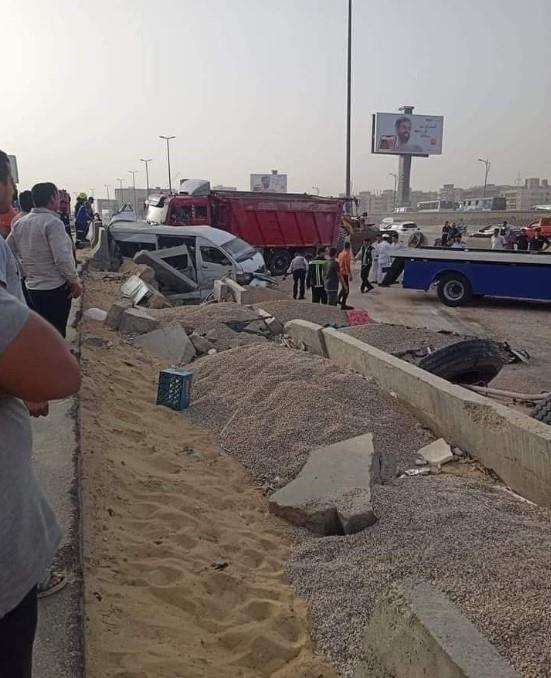 الدفع بأوناش وإسعاف العربيات أتعجنت تفاصيل تصادم تريلا ب12 سيارة أعلى الدائري 2 تفاصيل تصادم تريلا ب12 سيارة أعلى الدائري