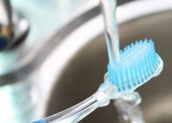 الطريقة الصحية لتنظيف فرشاة الاسنان بعد الاستعمال