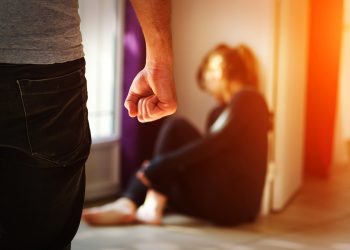 اعتداء شاب على زوجته حادثة مؤسفة تعكس معاناة العديد من النساء