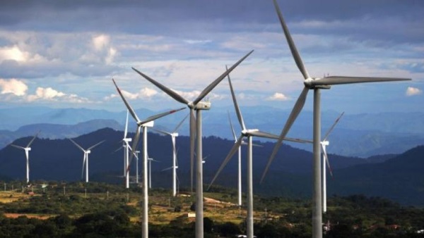 رئيس الحكومة يعلن عن مشروع توليد الكهرباء من طاقة الرياح