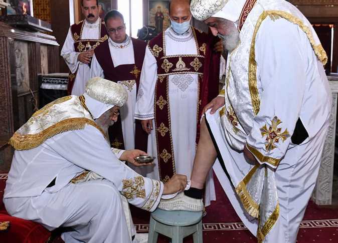 بالصور قداسة البابا تواضروس خلال قداس خميس العهد يغسل أقدام الكهنة والأساقفة 3 البابا تواضروس الثاني خلال قداس خميس العهد