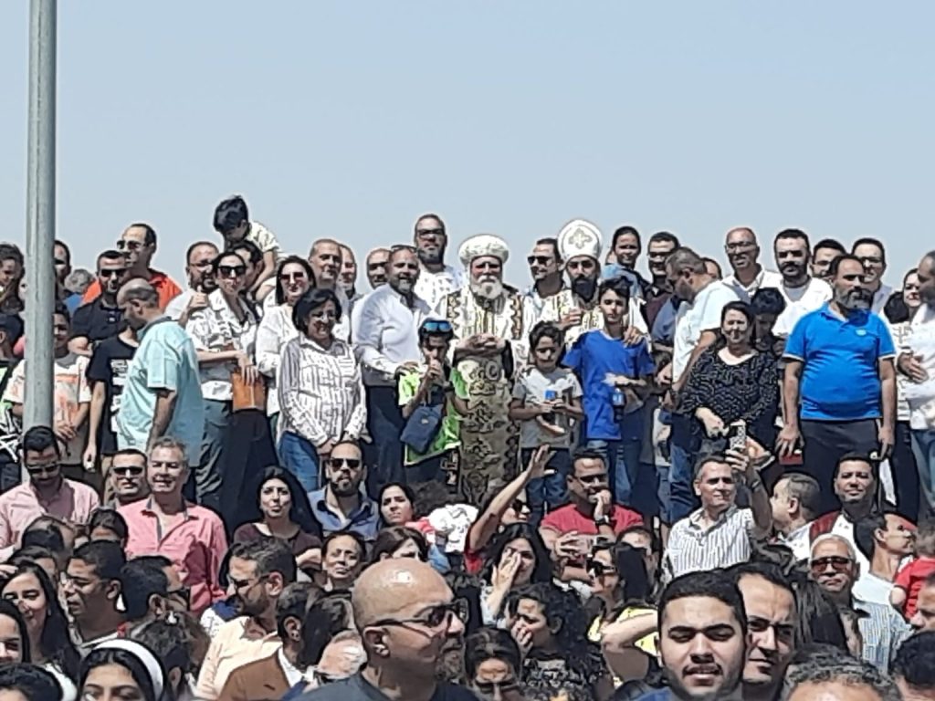 تصريح هام من الأنبا أكليمندس لأقباط جاردينيا سيتى بمدينة نصر بشأن أزمة الأرض 2 الأنبا أكليمندس يطمئن أقباط جاردينيا سيتى