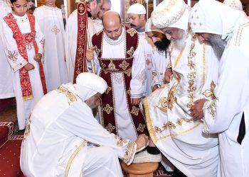 بالصور قداسة البابا تواضروس خلال قداس خميس العهد يغسل أقدام الكهنة والأساقفة