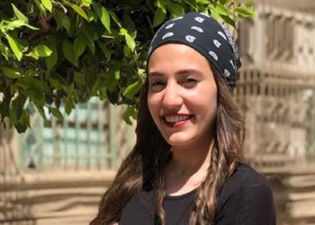 أول صورة لـ مارتينا ممدوح وديع برفقة أحد كهنة كنيسة حلوان بعد عودتها لمنزلها