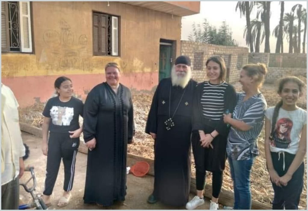 أول صورة لـ مارتينا ممدوح وديع برفقة أحد كهنة كنيسة حلوان بعد عودتها لمنزلها 2 عودة مارتينا ممدوح وديع
