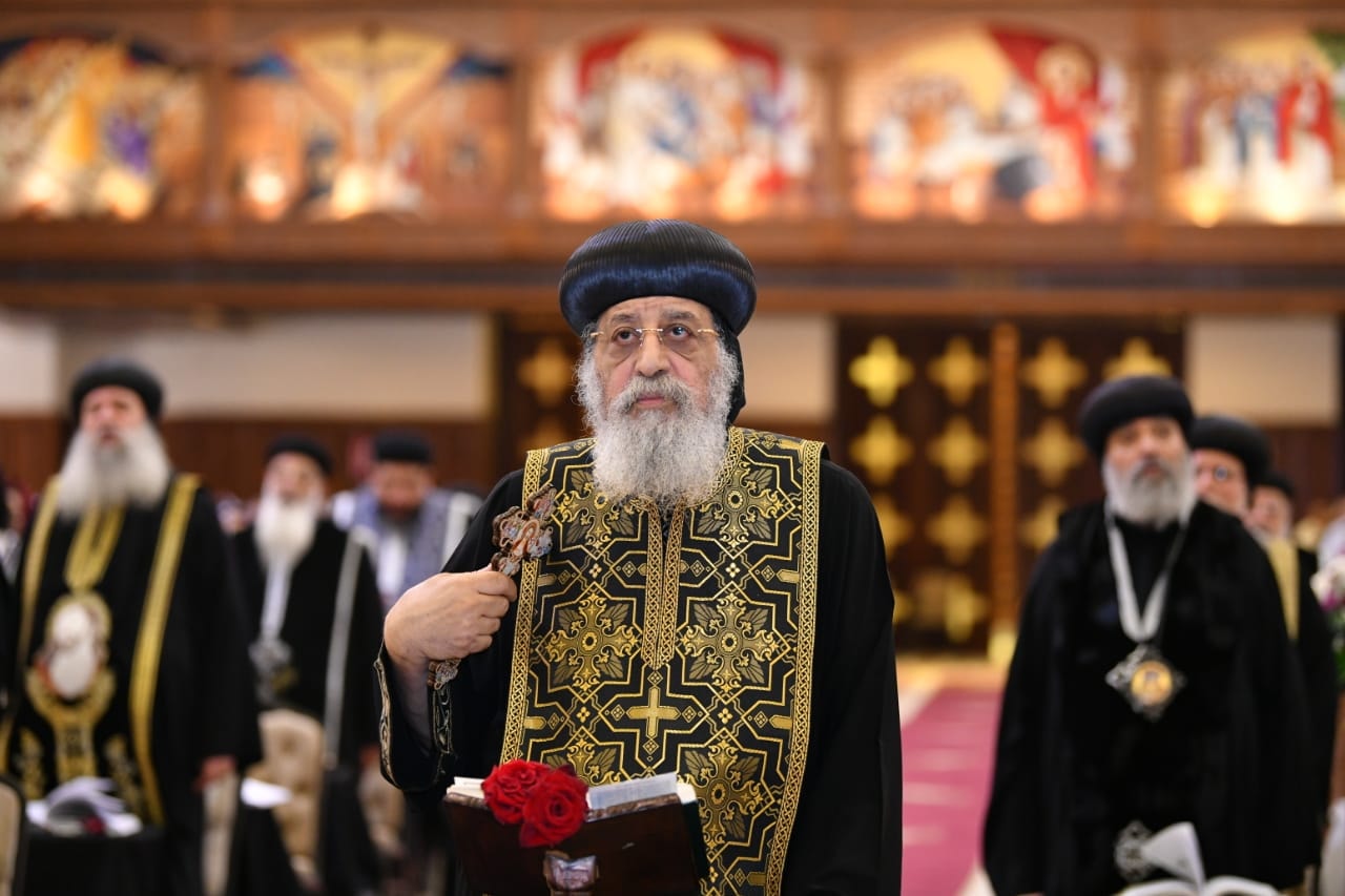 البابا تواضروس دم المسيح على الصليب يستر كل خطية والصليب يزرع في القلوب المحبة الفياضة 2 البابا تواضروس خلال صلوات الجمعة العظيمة