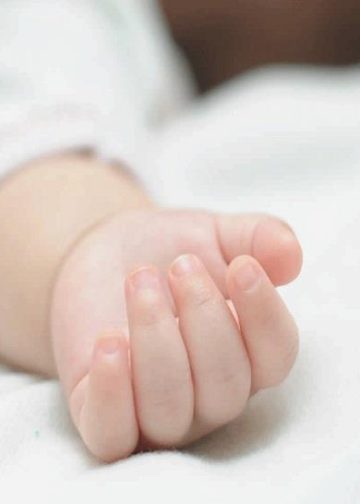 تفاصيل واقعة العثور على طفل رضيع متوفى أمام كنيسة بالعاشر من رمضان 2 واقعة العثور على طفل رضيع متوفى