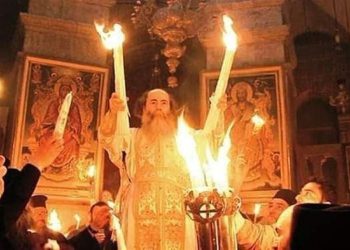 مسيحيو القدس في انتظار لحظة ظهور النور المقدس عند فتح قبر السيد المسيح