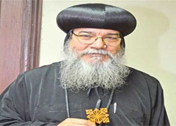 بالصور أسقف المنيا الأنبا مكاريوس بقرية الفواخر يصلى قداس عيد القيامة المجيد